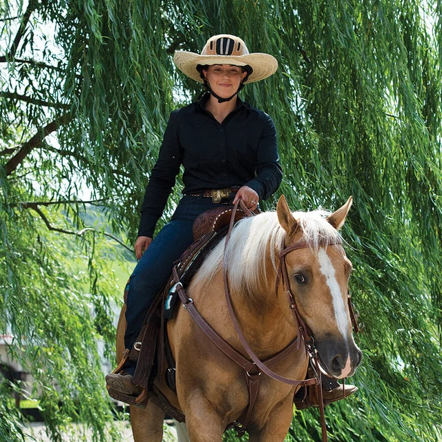 Amazona con el Troxel Helmet Brimmer sobre su casco montando un caballo palomino