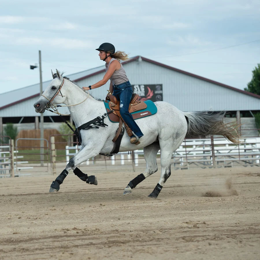 Amazona con casco Troxel Liberty negro saltando un obstáculo a caballo