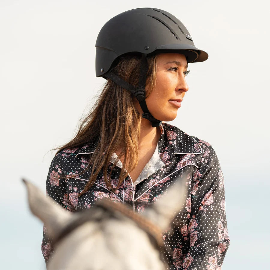 Amazona con camisa de cuadros y casco Troxel Spirit negro, retrato