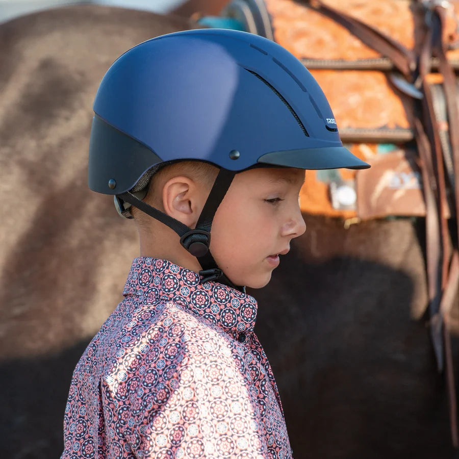 Niña con casco Troxel Spirit azul marino, vista de perfil