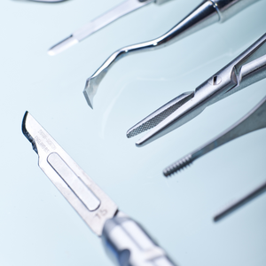 Suturas y bisturíes