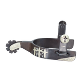 SHOWMAN ESPUELAS DE ACERO NEGRO CON BANDA DE 0.75" Y CAÑA DE 1.75" DETALLES DE "CRUCES" GRABADAS EN PLATA Y ACENTOS DE PLATA