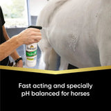 Aplicación de ShowSheen quitamanchas sobre un caballo tordo, fórmula de acción rápida con pH balanceado para caballos