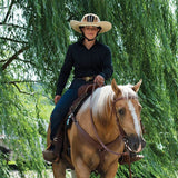 Amazona con el Troxel Helmet Brimmer sobre su casco montando un caballo palomino