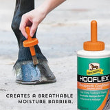 Aplicación de Hooflex líquido con el cepillo sobre el casco, crea una barrera de humedad transpirable