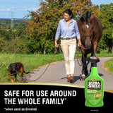 Pareja paseando a un perro negro, UltraShield Green es seguro para usarse alrededor de toda la familia