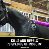 Caballo oscuro en caballeriza, UltraShield EX mata y repele más de 70 especies de insectos
