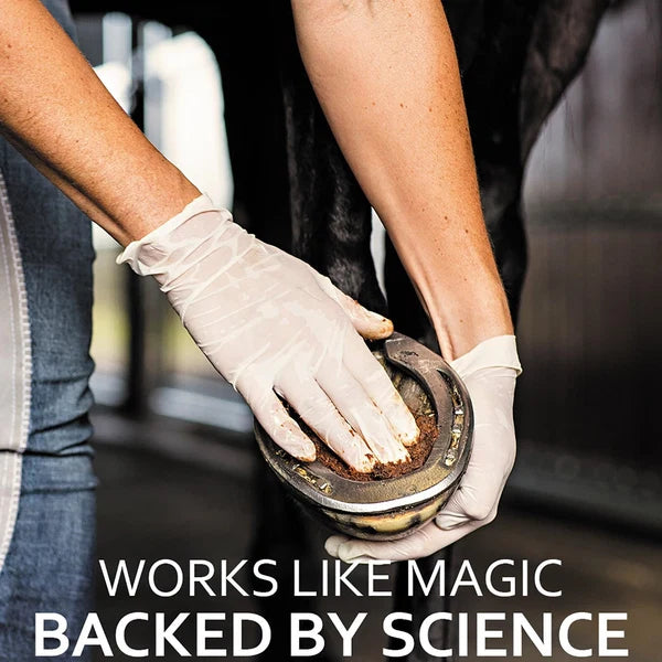Aplicación de Magic Cushion con guante en la suela del casco, funciona como magia respaldado por la ciencia