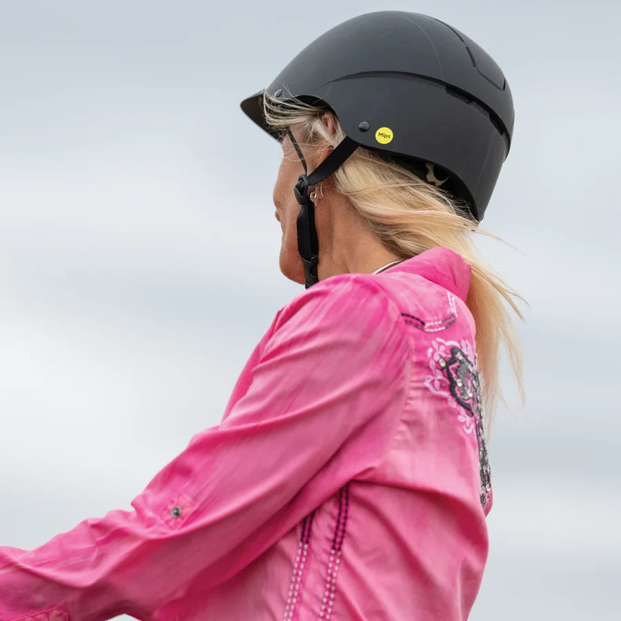Amazona rubia de perfil con casco Troxel Spirit MIPS negro