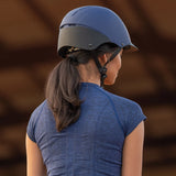 Niña de espaldas con casco Troxel Spirit azul marino y coleta