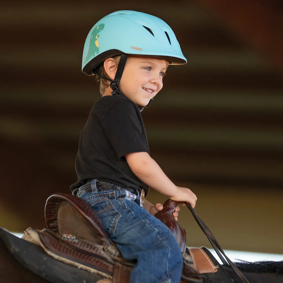 Niño con casco Troxel Youngster verde azulado montando a caballo, visto de espaldas