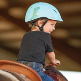 Niño con casco Troxel Youngster verde azulado montando a caballo en el establo