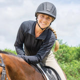 Amazona con casco Troxel Spirit negro montando un caballo alazán