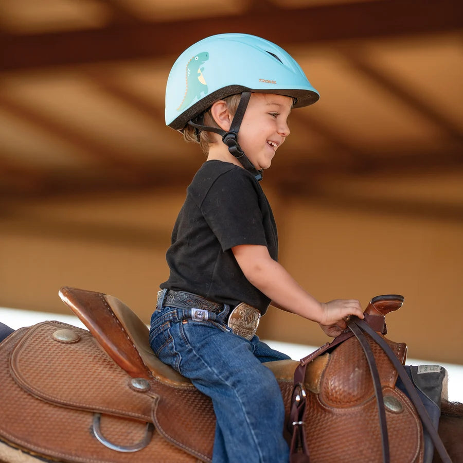 Niño con casco Troxel Youngster verde azulado montando a caballo, vista de perfil