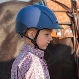Niña con casco Troxel Spirit azul marino, vista de perfil