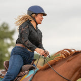 Amazona con casco Troxel Spirit MIPS azul marino montando a caballo