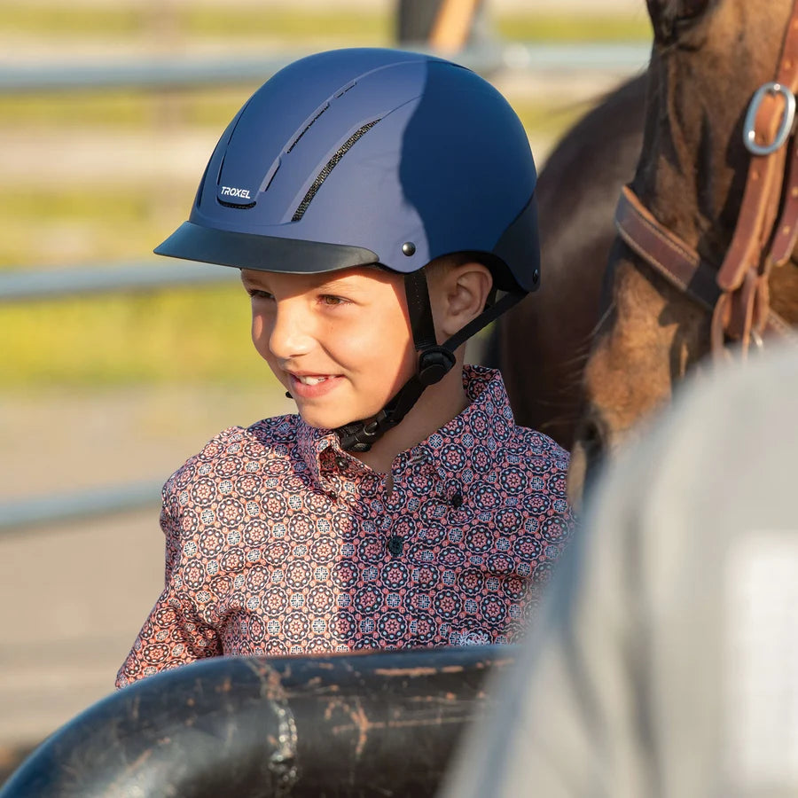 Niña con casco Troxel Spirit azul marino acompañada de otra jinete