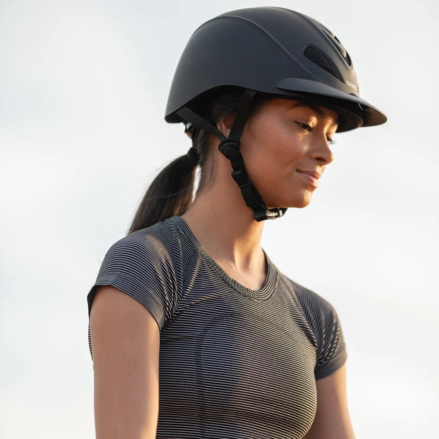 Amazona de perfil con casco Troxel Liberty negro Duratec