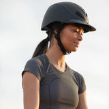 Amazona de perfil con casco Troxel Liberty negro Duratec