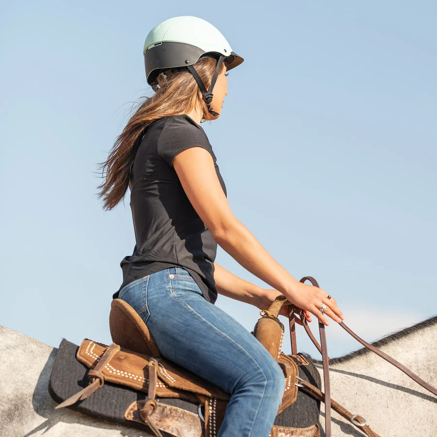 Amazona con casco Troxel Spirit menta Duratec montando al aire libre