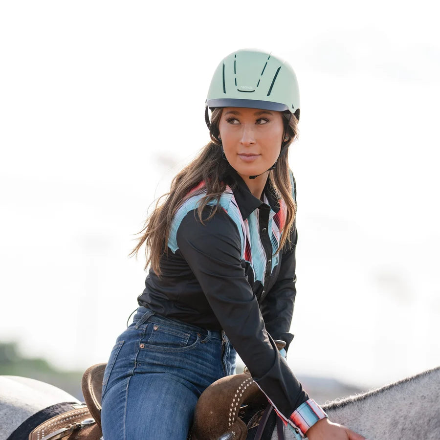 Amazona sentada con casco Troxel Spirit menta Duratec y playera negra