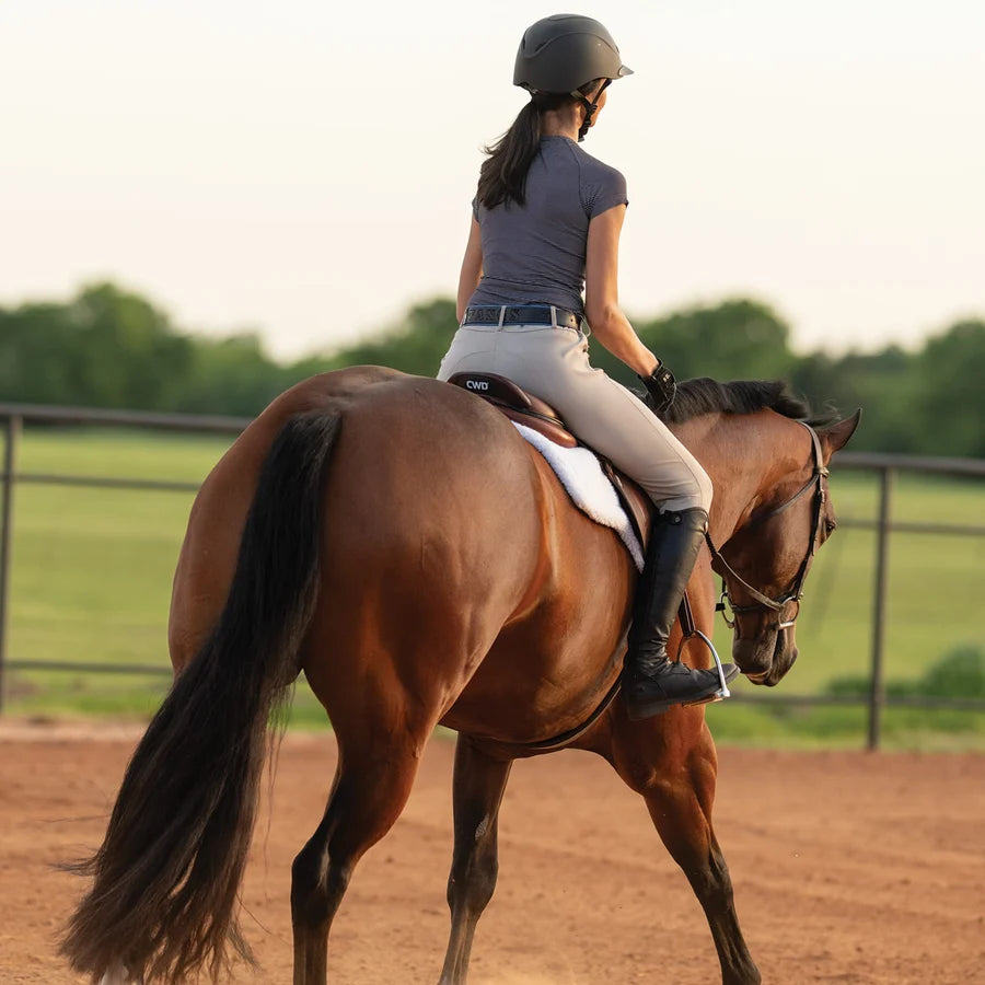 Amazona con casco Troxel Liberty negro Duratec montando un caballo alazán